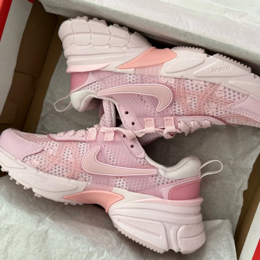 NWT Nike SAKURA sneakers in EU 5.5 - Picture 2 of 3